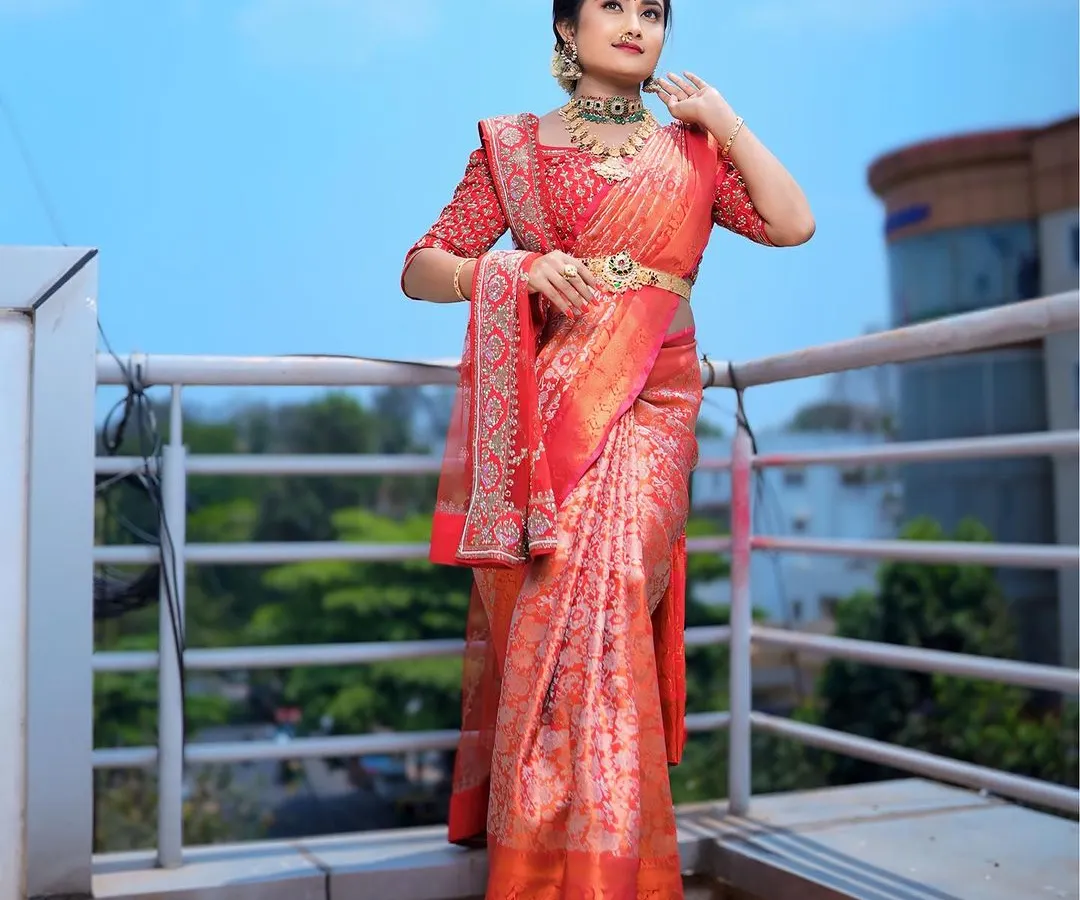 This is a complete South Indian Muhurtham bridal look I created for a portfolio shoot. I focused on creating a radiant, flawless base with HD makeup that looks stunning both on camera and in person, paired with classic eye makeup and a bold lip to complement the beautiful red silk saree.
