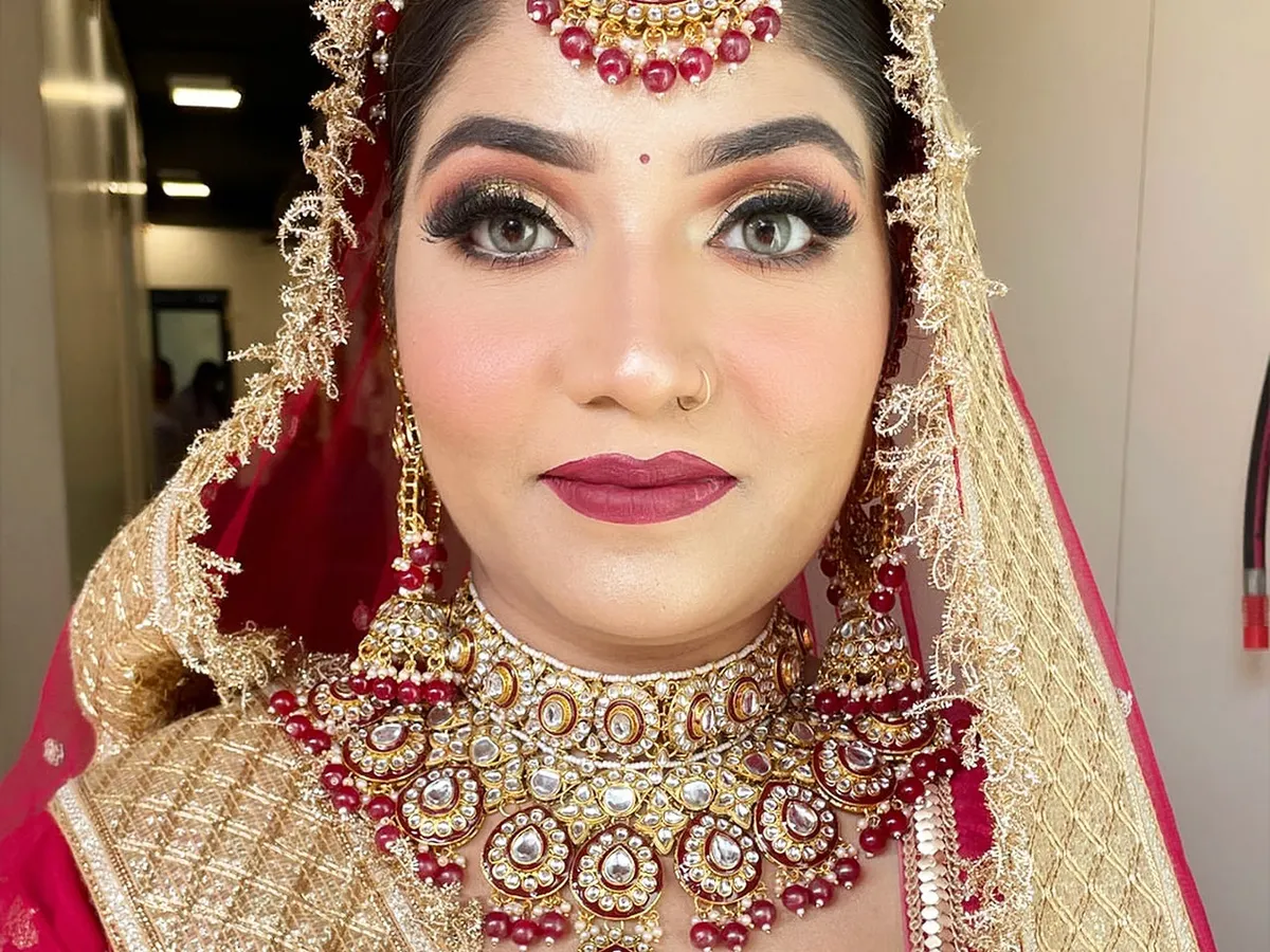 A flawless bridal look is the dream of every bride and the goal of every professional makeup artist. In our advanced bridal makeup course, we teach you how to create stunning, timeless looks like this, complete with intricate jewelry setting and long-lasting application techniques.