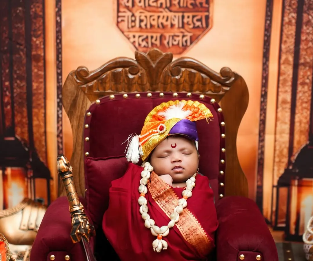 जय भवानी, जय शिवाजी! Seeing a newborn as Chhatrapati Shivaji Maharaj is a moment of immense pride. This setup is complete with a throne, a miniature sword, and the royal seal, capturing the spirit of our great Maratha king for the newest generation.
