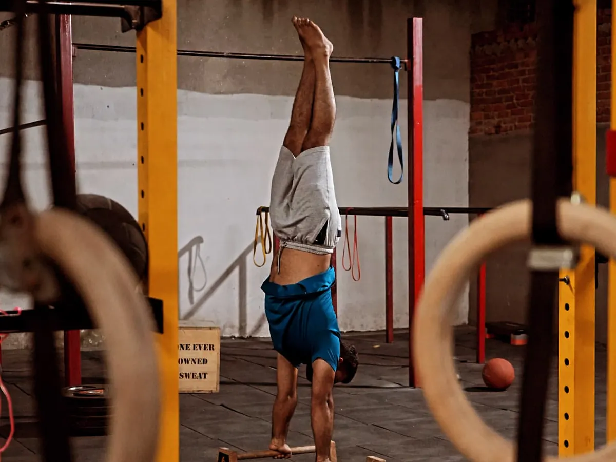 Balance. Control. Raw strength. This handstand on the parallettes is a testament to discipline. We guide you through every progression to master your own bodyweight and defy gravity.