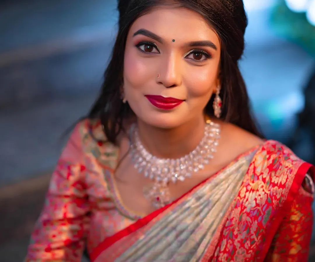 For this stunning reception look, we went for full glamour. I created a sharp, defined eye with shimmering eyeshadow and a classic bold red lip, a perfect combination for an evening celebration.