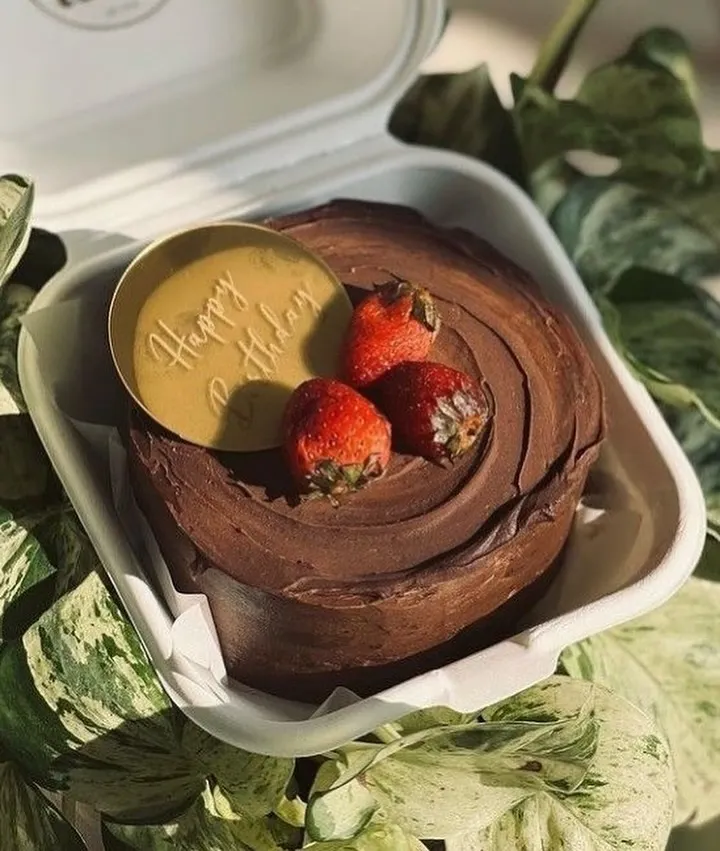 A classic combination that never disappoints. This rich chocolate bento cake is topped with fresh strawberries and a custom "Happy Birthday" chocolate plaque, perfect for an elegant and delicious celebration in Bangalore.