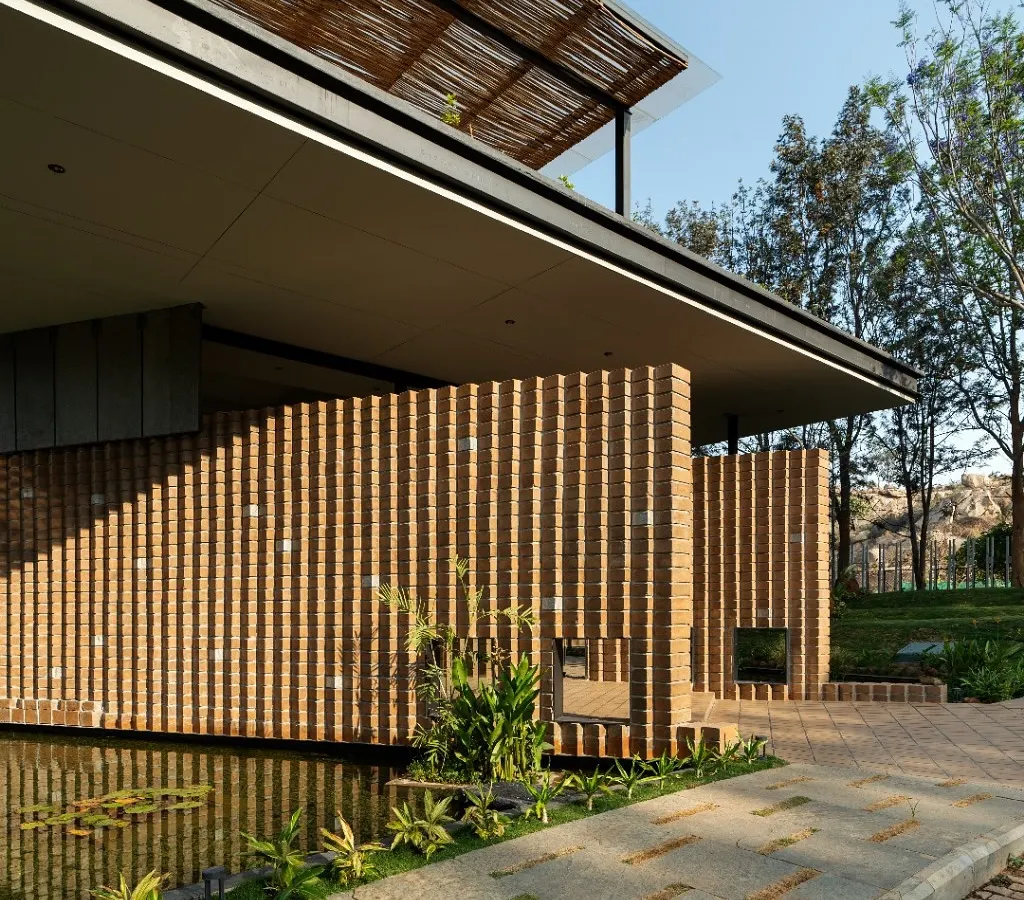 The facade of 'The Earth' Experience Centre showcases our focus on sustainable materials. The pleated walls are made from locally sourced Compressed Stabilised Earth Blocks (CSEB), creating a rich texture that plays with light and shadow, while the bamboo-thatched roof adds a layer of natural lightness.