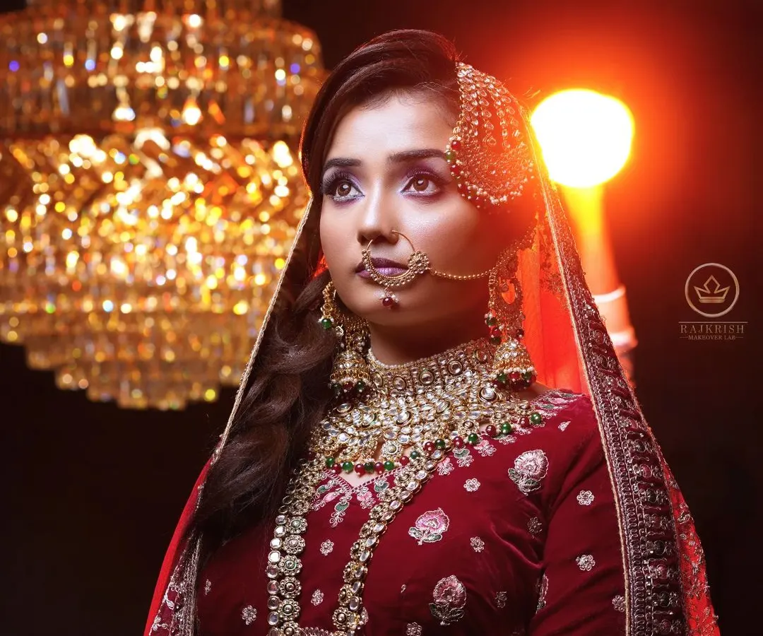 For the bride who wants a touch of royal drama for her reception. This look, inspired by the grandeur of period dramas, uses rich colours, sculpted features, and dramatic eyes to create a truly unforgettable presence. It’s about creating a character while ensuring you still feel like yourself.