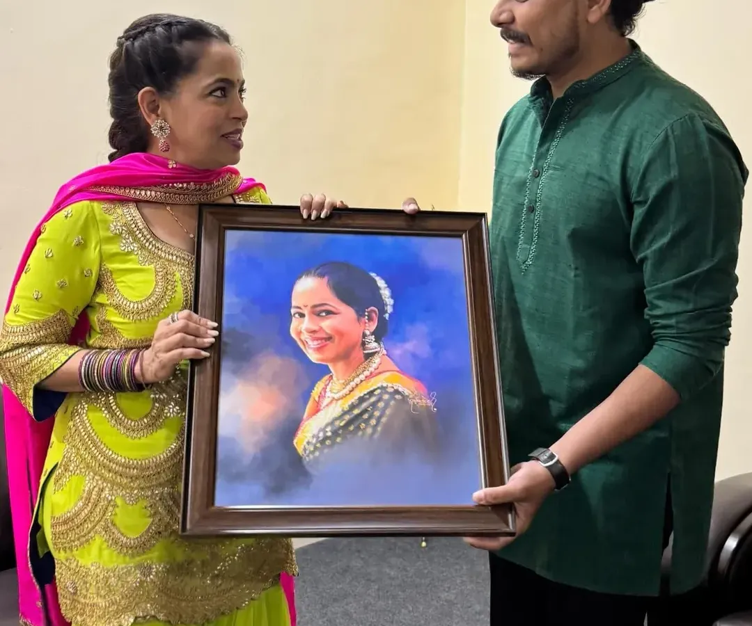 It was a true honor to present my custom portrait to the incredible singer Padma Wadkar. Seeing the joy that a piece of art can bring is the greatest reward for me as an artist. This is what makes a personalized gift so special.