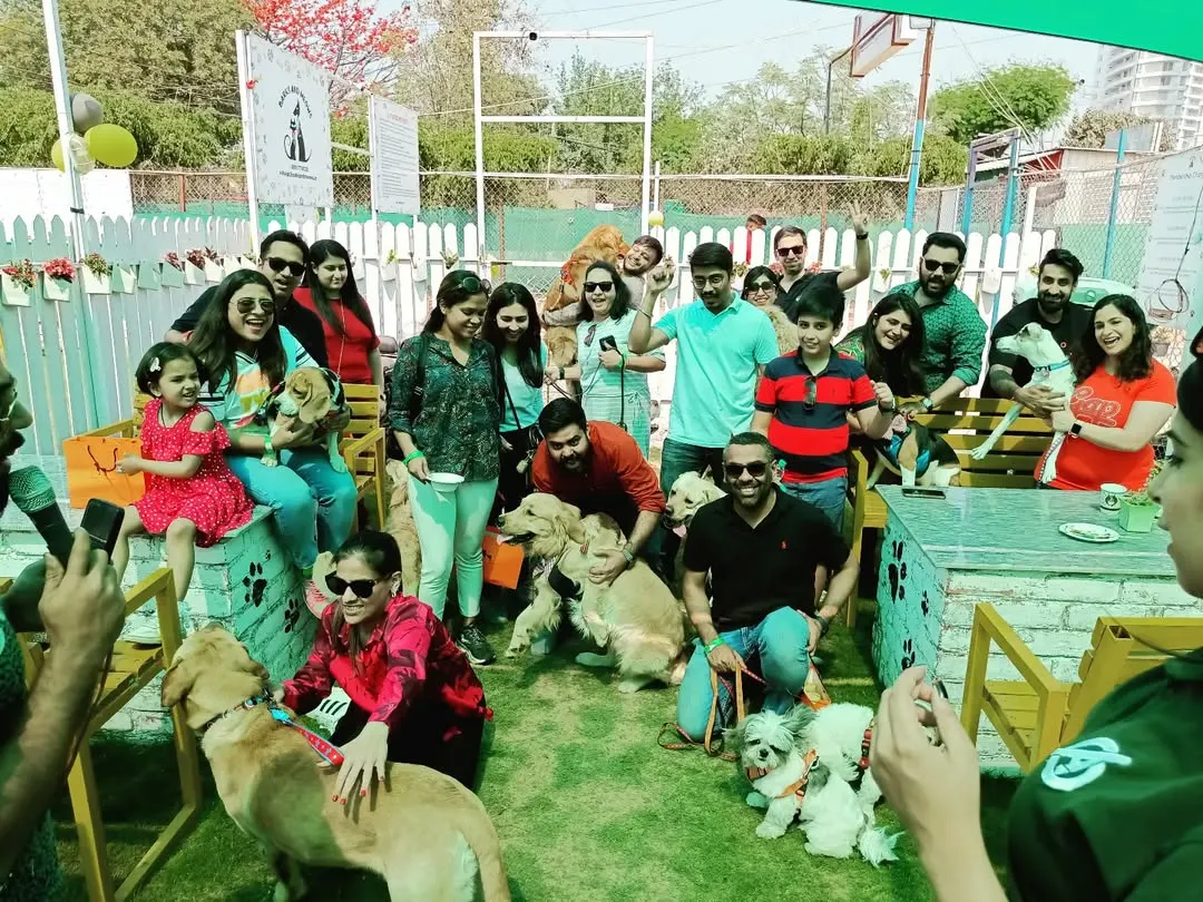 It was an absolute blast hosting the team from EY for a corporate pet day. I create these events to give employees a chance to relax with their furry family members, complete with games and fun in a safe, open-air environment. This group picture captures the amazing community vibe of the day.