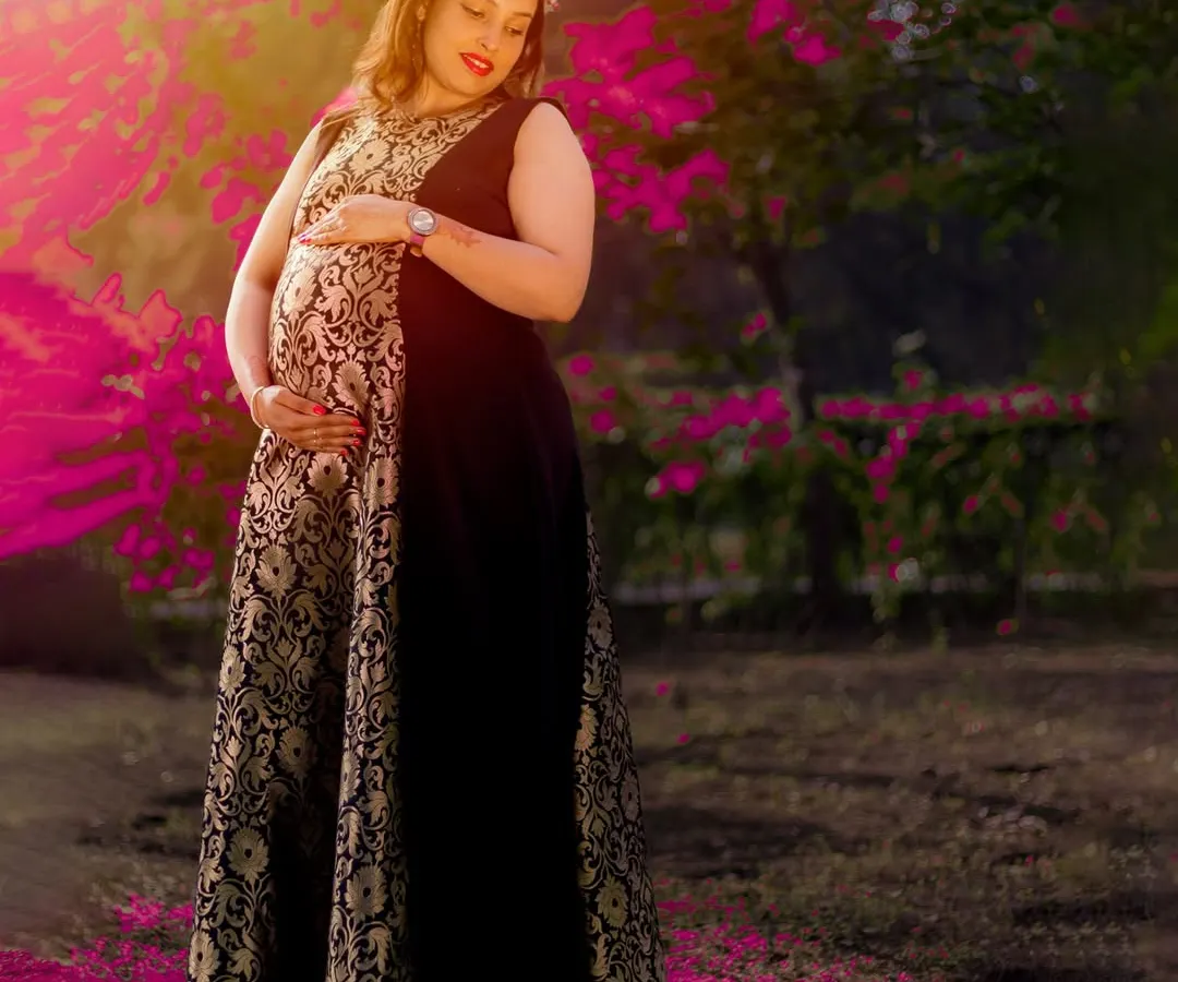 A truly magical moment from a garden maternity photoshoot. I use the beauty of nature and soft light to create dreamy, artistic portraits that celebrate your pregnancy glow.