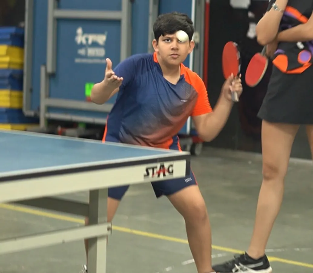 Here, one of our students practices a serve with intense concentration. Our coaching combines structured drills with engaging exercises to make learning both effective and fun.