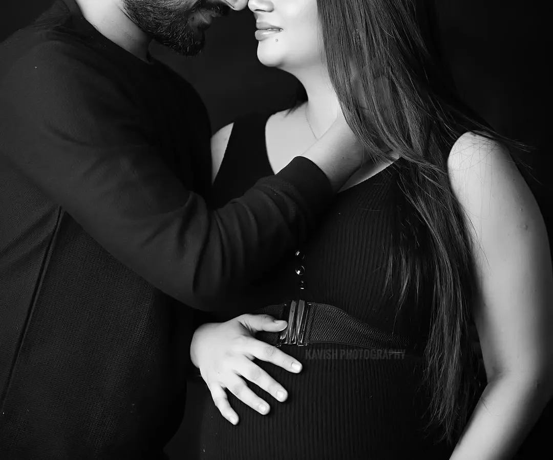 An intimate black and white portrait of an expecting couple. This classic, emotion-driven style focuses on the connection and anticipation of parenthood.