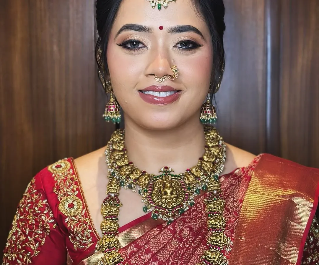For this classic South Indian bridal look, I aimed for pure radiance. The makeup features soft, shimmering gold on the eyes and a warm, defined lip, all designed to complement the rich temple jewellery and the vibrant silk saree, ensuring the bride's natural beauty shines through.