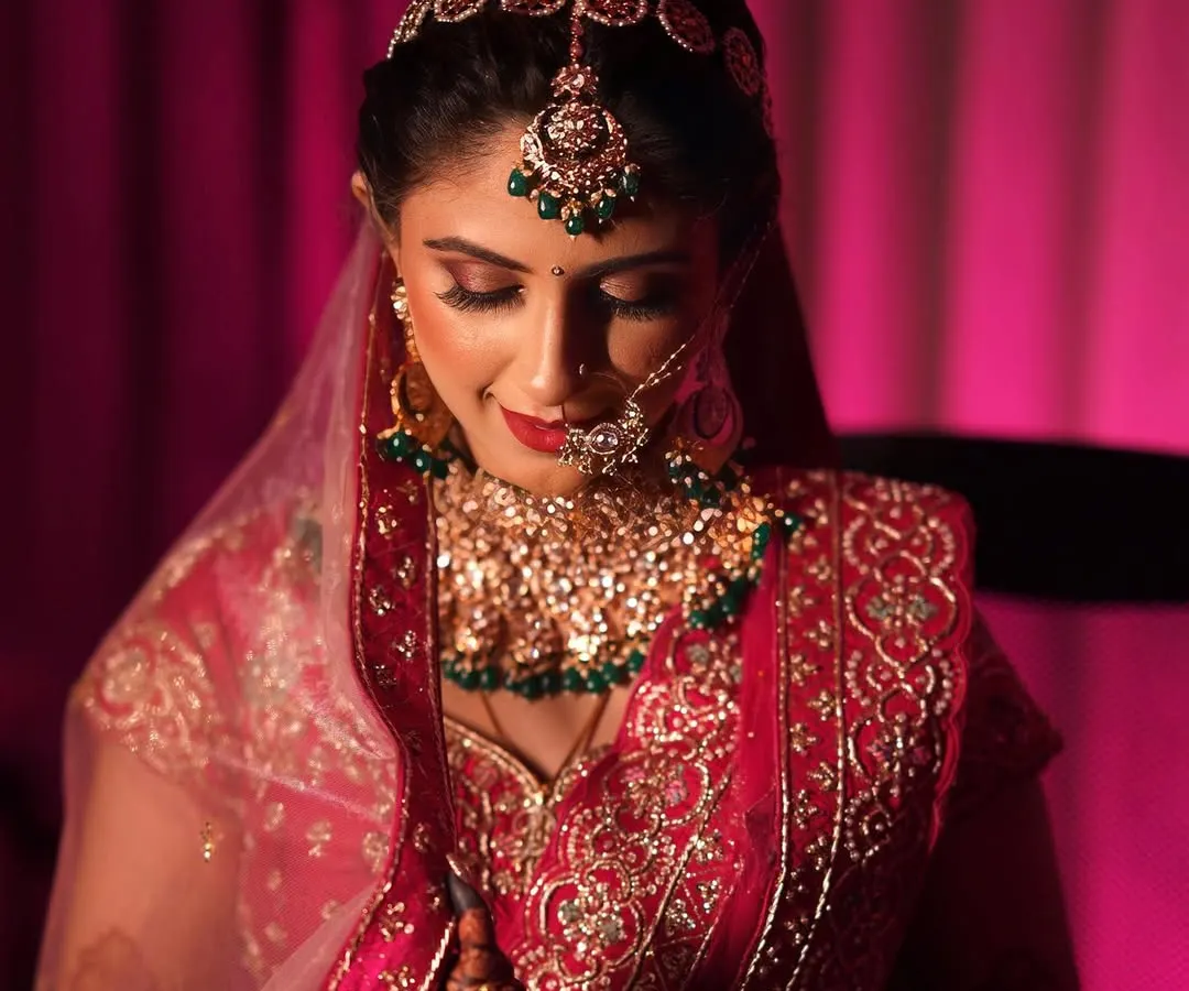 A closer look at the intricate details of this classic bridal makeup. I focused on creating a soft glam eye with a bold red lip, enhancing her natural features to ensure she looked and felt absolutely stunning.