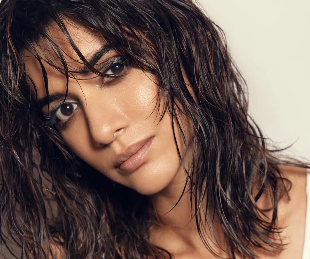 Showing my versatile side with this raw and edgy editorial look. I created a subtle glam effect with a wet-look hairstyle, focusing on dewy, glass-like skin and a piercing smokey eye. This style is perfect for high-fashion shoots that need a bit of attitude.