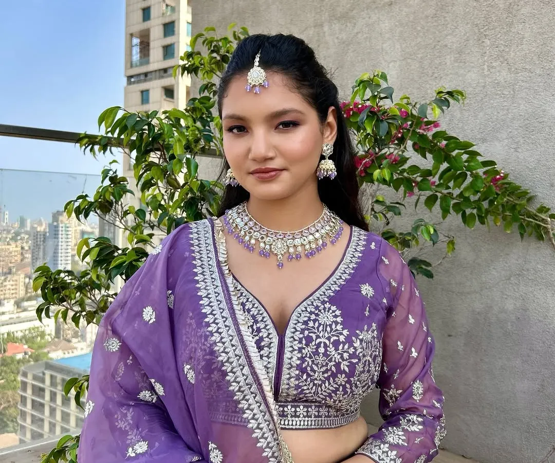 A perfect example of my signature soft glam. This look features a clean, radiant base with a gentle pop of purple on the eyes and cheeks, ideal for when you want to look polished without feeling overdone.