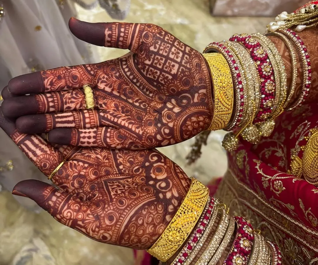 Here you can see the beautiful, dark reddish-brown stain from my organic henna, pictured a day or two after application. The color looks stunning against the bride's jewelry and outfit.
