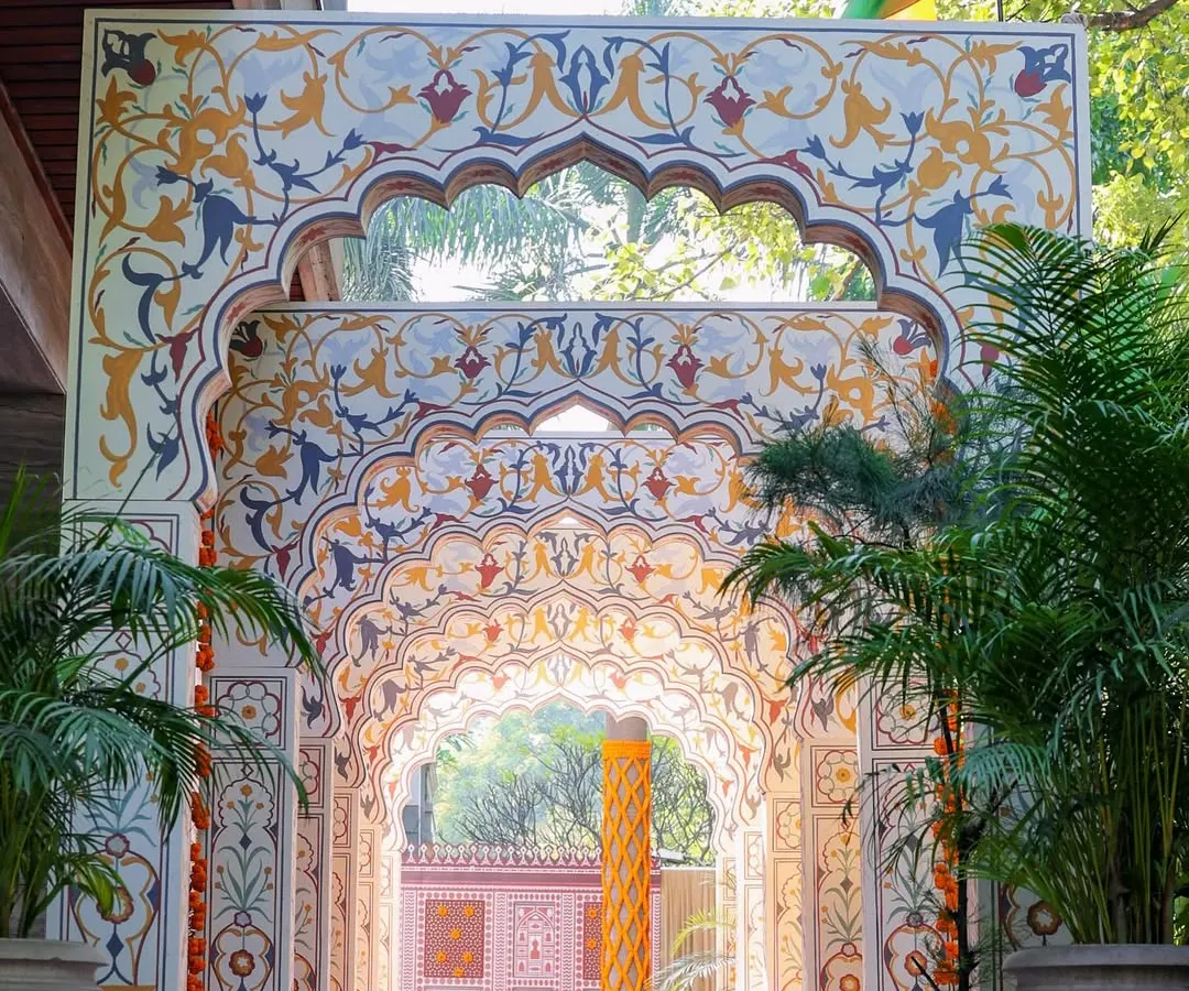 We make first impressions unforgettable. This grand, hand-painted Mughal archway, inspired by the timeless architecture of Old Delhi, served as a spectacular entrance for a vibrant brunch celebration.
