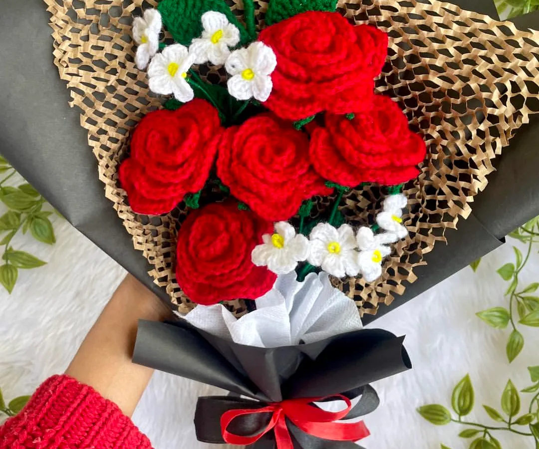 There is something so classic and romantic about red roses. This bouquet, with deep red roses and tiny white accent flowers, is wrapped in elegant black paper with a red ribbon. It’s a timeless gift that I love making for anniversaries and special moments.