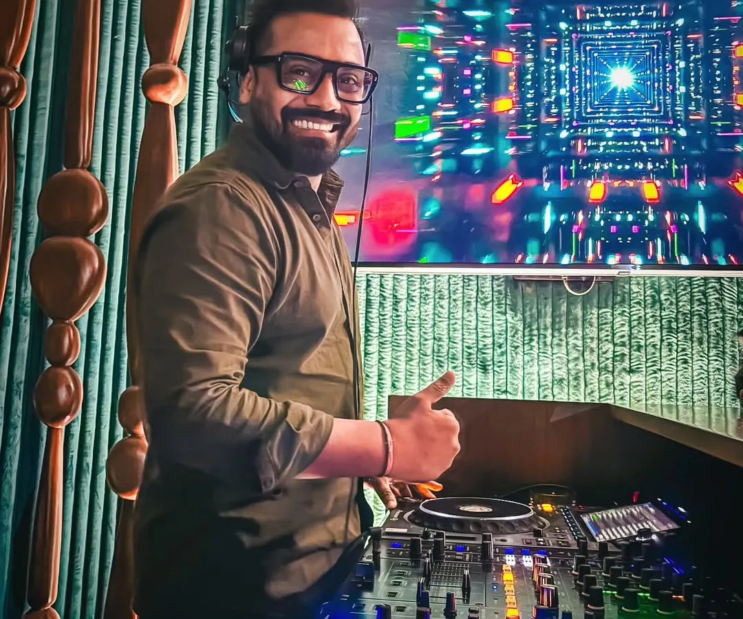 A thumbs up for good vibes and great music. In the zone at Dusk Lounge, with the lights flashing and the crowd moving, this is where I feel most at home. I’m here to turn up the volume and make sure you leave your worries behind.