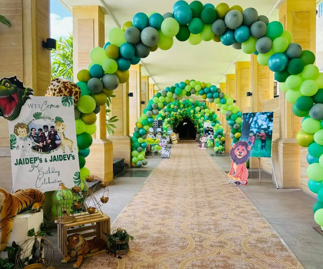 For this jungle safari party, I created a complete balloon tunnel entrance, making guests feel like they are stepping into a wild adventure. The decor includes themed welcome signs and life-size animal props.