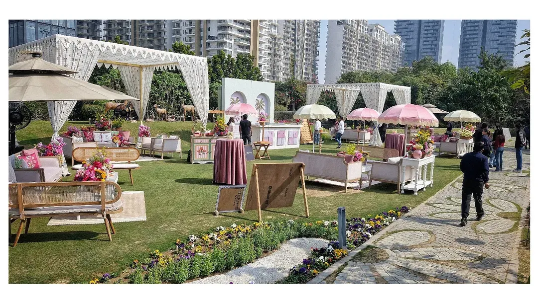 For this daytime event, we created a chic outdoor oasis in the middle of the city. This overview shows the full setup, including custom-printed tents, elegant lounge seating, and vibrant floral arrangements that create a relaxed yet sophisticated atmosphere.