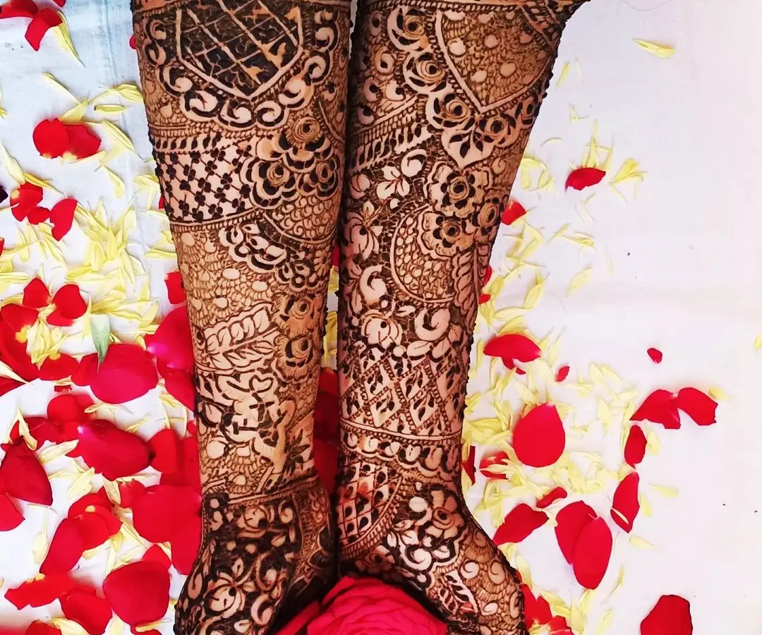 For me, every detail matters. This design features a blend of checkerboard patterns, delicate floral work, and traditional motifs, all coming together to create a rich and full bridal look. The deep henna stain is just starting to set against the backdrop of rose petals.