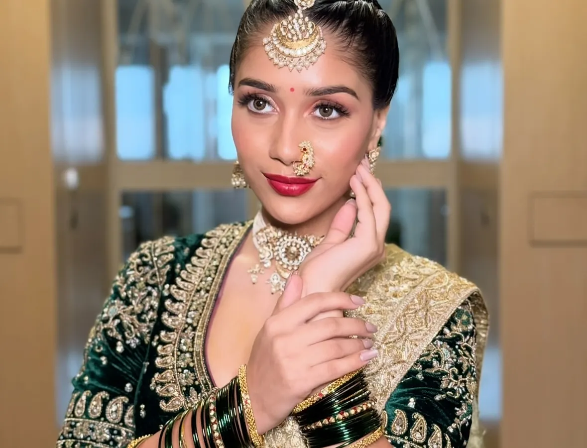 Embodying the spirit of a Peshwin queen. This Maharashtrian bridal look balances bold tradition, from the iconic nath to the statement red lip, with modern, radiant elegance. It’s a glow that whispers royalty.