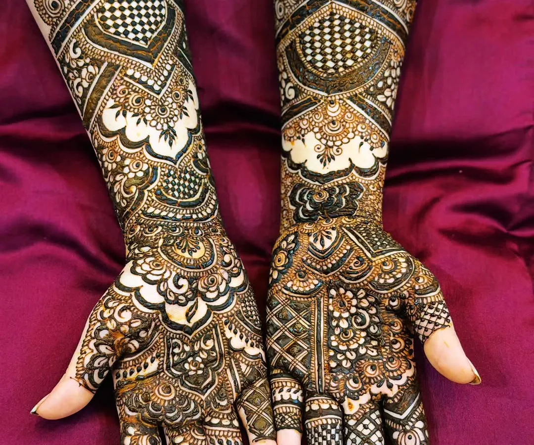 I love the challenge of a detailed Pakistani design. The mix of bold checkerboard patterns and delicate floral work makes for a truly eye-catching and intricate bridal mehendi.