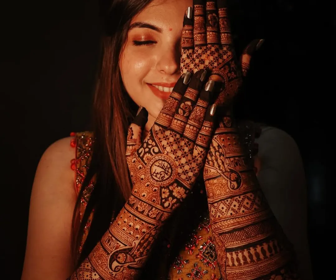 That priceless smile on a bride's face when she sees her mehendi is everything to me. This is the beautiful result after the henna paste comes off, a rich, dark stain that makes the intricate design pop. 🧿