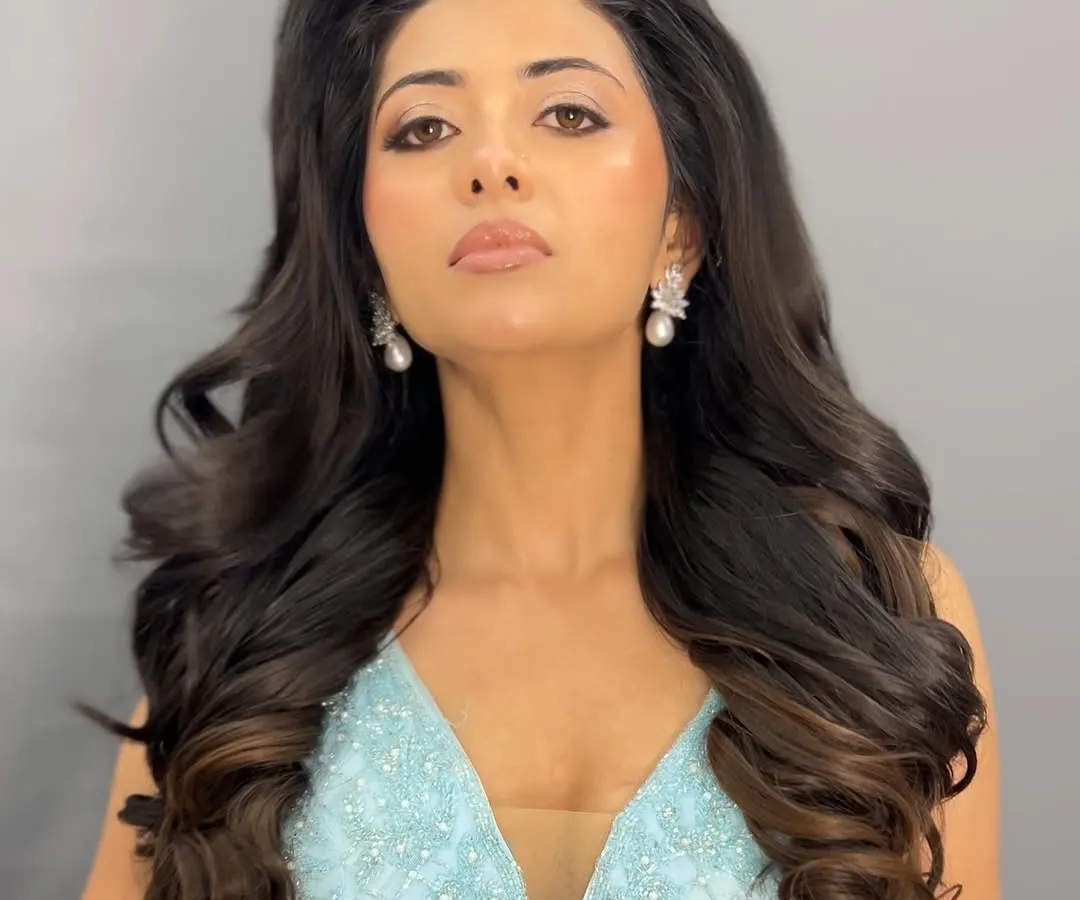 For a glamorous reception or cocktail look, I styled these big, bouncy waves. My special technique creates incredible volume and movement without any harsh crimping, so the hair looks healthy, shiny, and feels amazing.