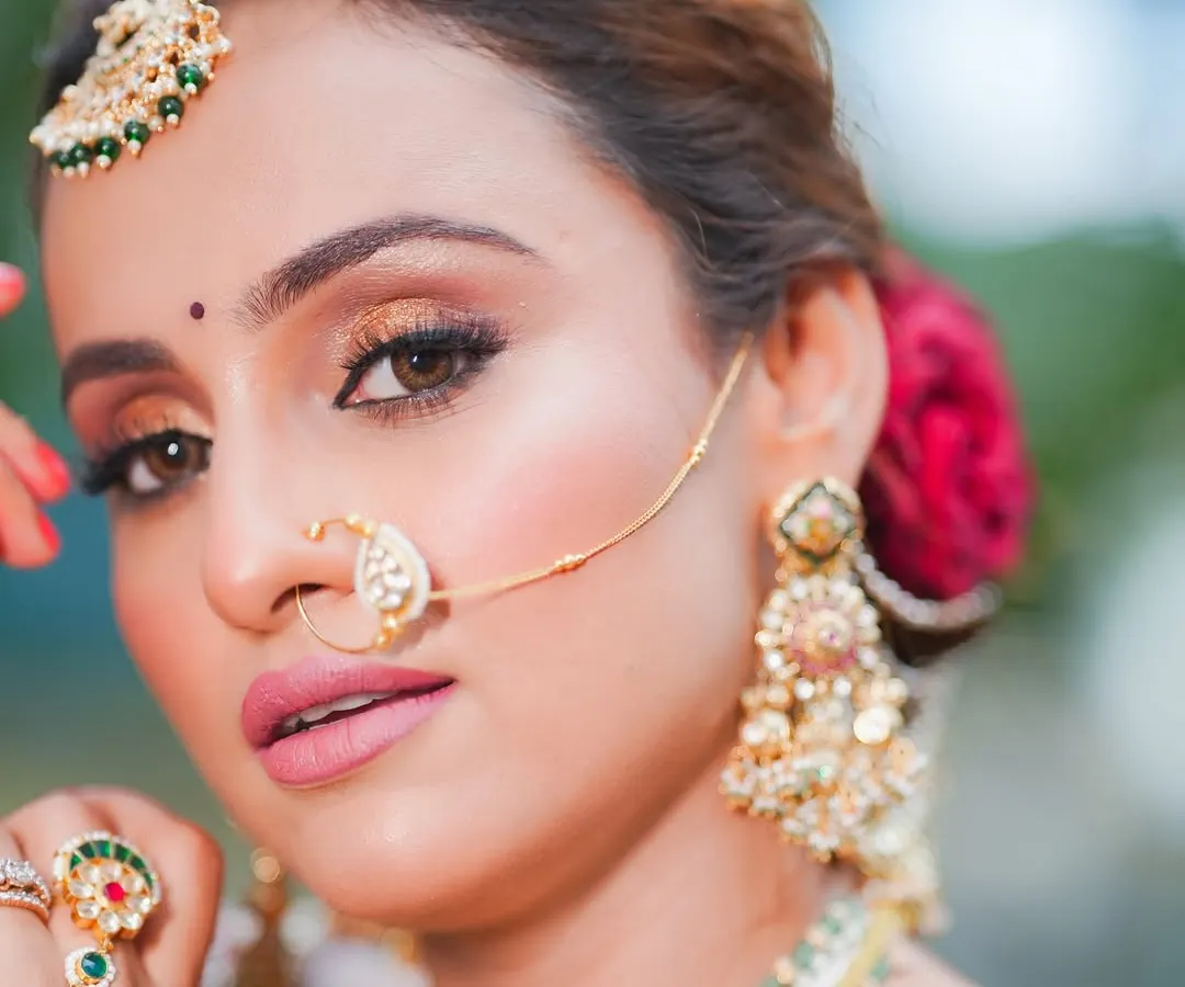 For this royal-themed shoot, I created a soft glam look with shimmering gold eyeshadow and a matte pink lip to complement the heavy jewellery. The makeup feels light but provides full coverage, perfect for long shoot days.