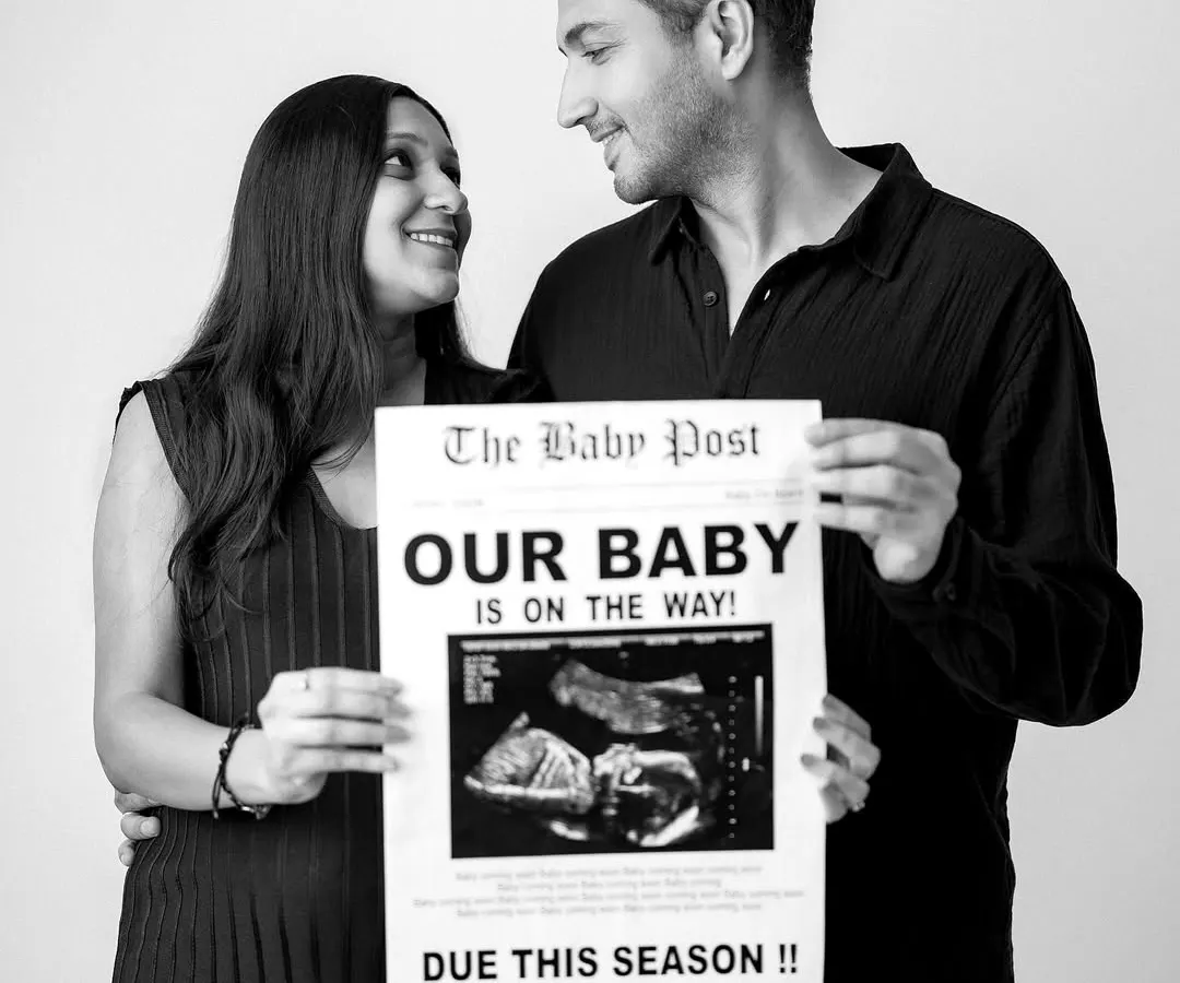 Extra, extra, read all about it! I love helping couples announce their exciting news with creative and fun maternity announcement photos. This classic black and white newspaper prop is just one of the many ways we can share your joy.