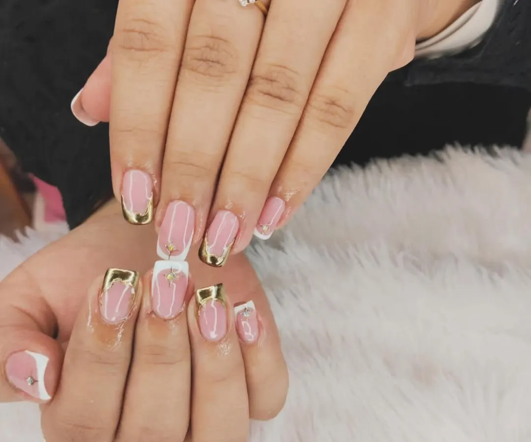 A perfect example of our glam style. This look combines a soft pink base with bold gold French tips and delicate bow accents, creating a chic and luxurious gel nail set that’s perfect for any occasion.
