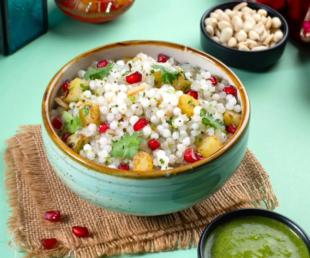 Fasting doesn't have to be boring. My Sabudana Khichdi is a perfect example. It's light, fluffy, and packed with flavour from potatoes, peanuts, and juicy pomegranate seeds, served with a fresh mint chutney. This is sattvic food that truly satisfies.