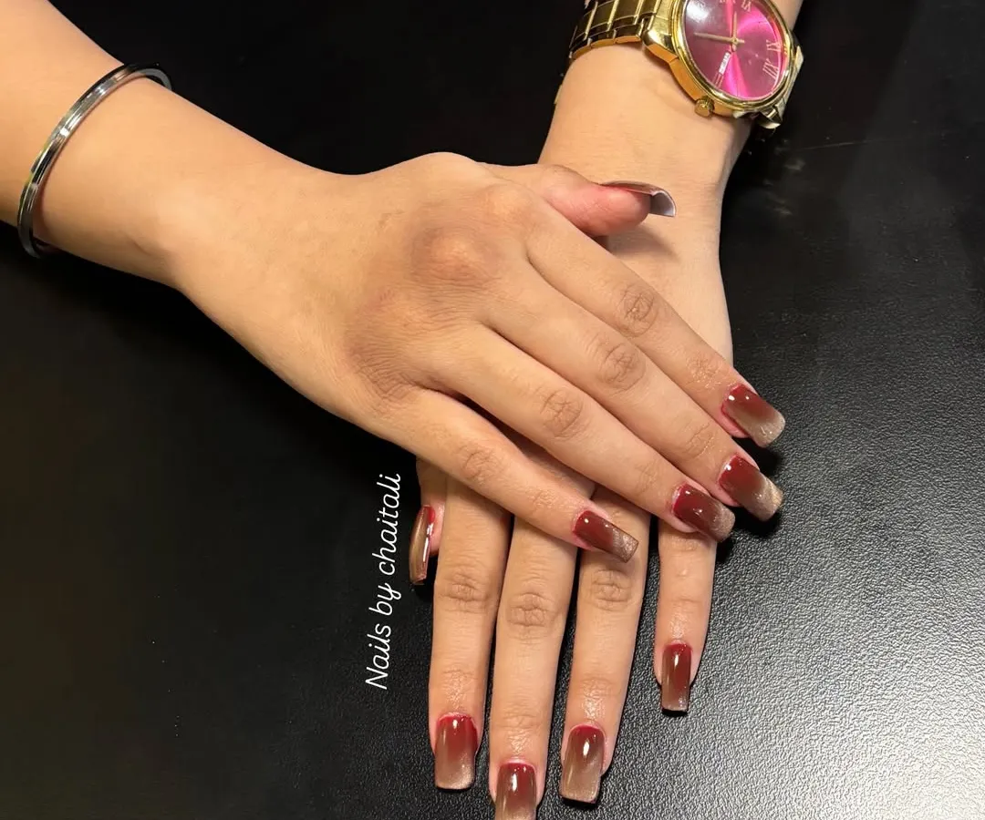 This is one of my favorite styles, the cateye nail art. I created this look on long, square-shaped nail extensions, giving it a deep, magnetic effect that shifts in the light.