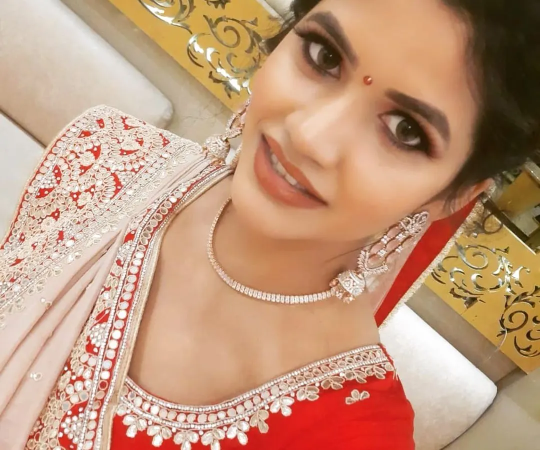 A beautiful bride-to-be, glowing for her engagement ceremony. We went for a classic look with defined eyes, soft contouring, and a natural lip color that perfectly complemented her stunning red and white saree.