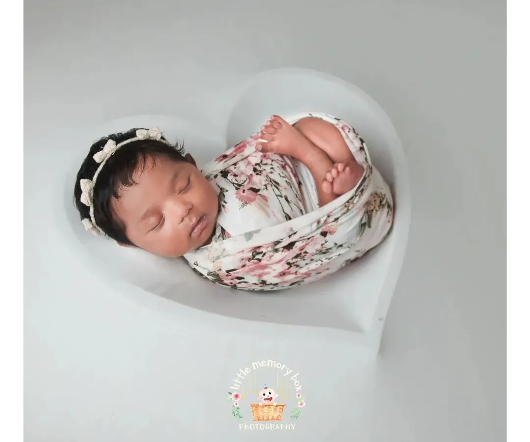 This is my classic newborn style. I love using simple, beautiful props like this heart-shaped bowl to safely cradle your little one, keeping all the focus on their perfect, tiny features.