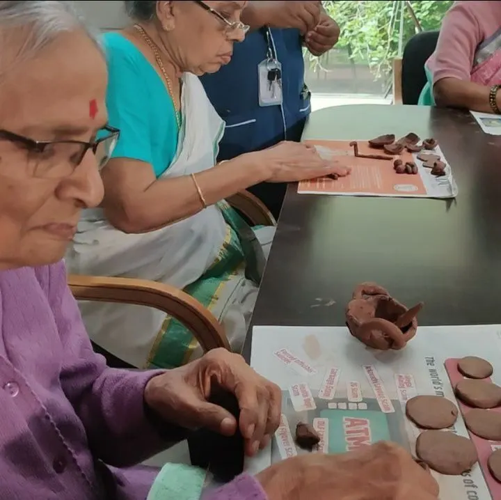 Here is a moment from one of my therapeutic clay sessions for seniors. You can see the deep focus as she works with the clay, a process that provides vital tactile stimulation and a way to connect with memories. For many living with dementia, touch becomes a primary language.