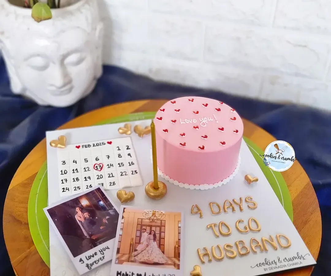 My bestseller for a reason. These personalized cake platters are a unique way to celebrate your special moments. This one features a Hazelnutella bento cake, edible polaroids, and a custom calendar marking a very special anniversary.