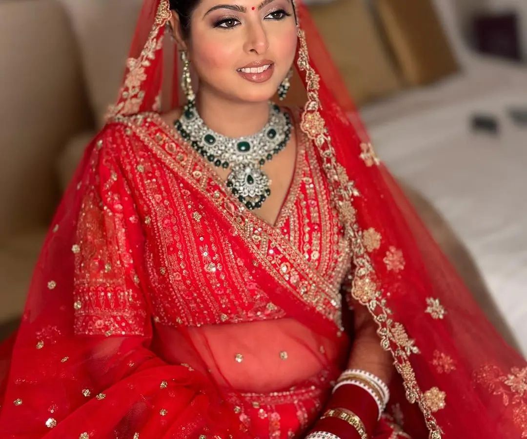 A classic red lehenga bride is forever iconic. I created this timeless look with a focus on luminous skin and defined eyes to make sure my bride, Vaishali, felt like the best version of herself on her big day. That wedding glow is everything! 🤍