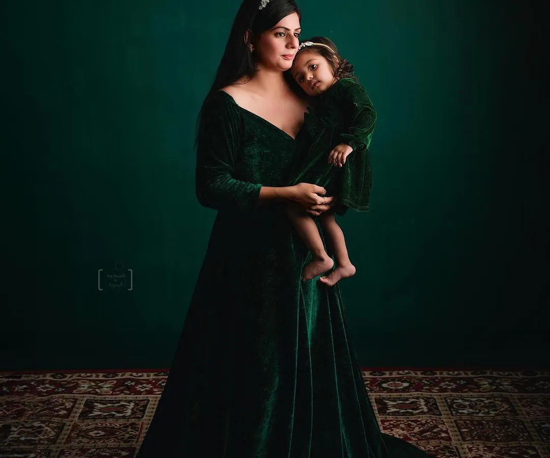I love creating fine art portraits like this one. The deep green velvet, the soft lighting, and the gentle embrace create a timeless, painterly image that celebrates the profound connection between a mother and her daughter.
