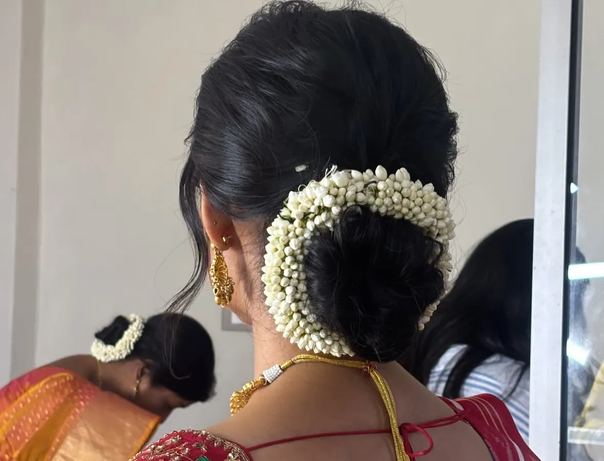 A timeless classic, the jasmine gajra bun is essential for any bridal hairstylist. I will guide you through the steps to create a perfectly neat and voluminous low bun and how to expertly wrap the gajra for a traditional and fragrant bridal look.