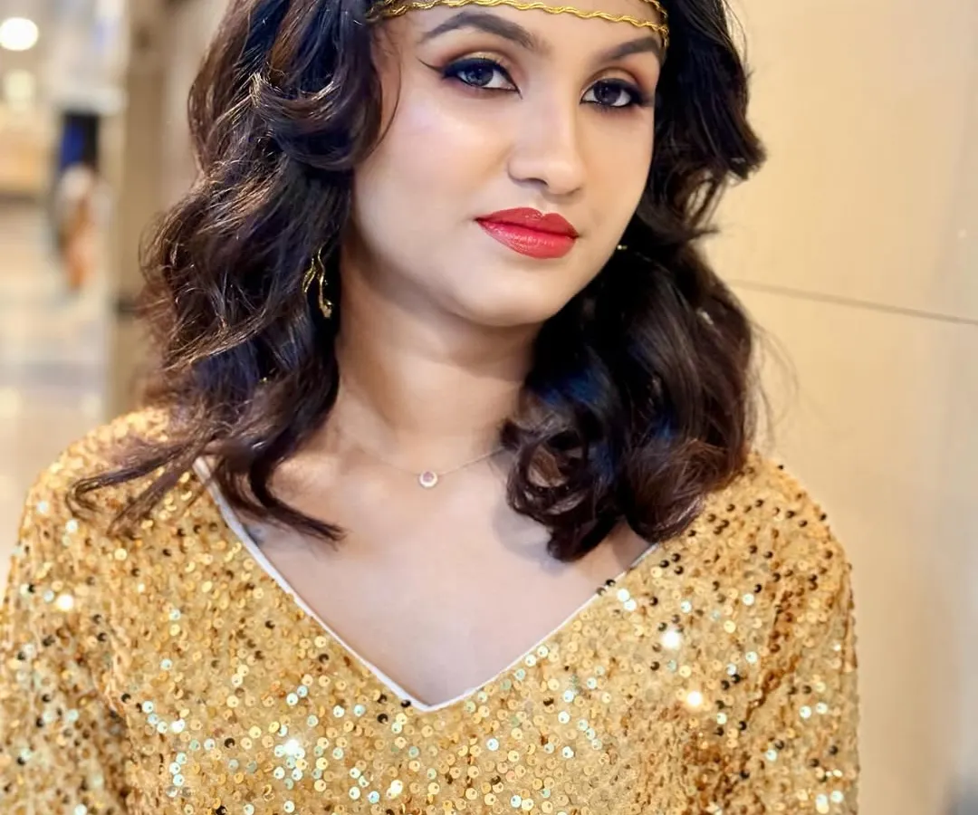 I created this golden goddess look for a model shoot, focusing on a flawless, glowing complexion paired with a classic red lip and sharp winged eyeliner. The warm, shimmering eyeshadow and delicate headband complete this glamorous and aspirational party makeup style.