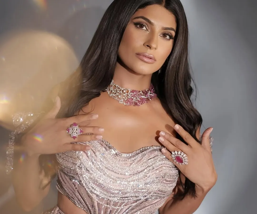 This is red carpet radiance, brought to life. We created this stunning look for Farhana Bodi, focusing on a luminous complexion, soft smokey eyes, and voluminous waves. It’s a perfect example of our celebrity makeup and hair styling services.