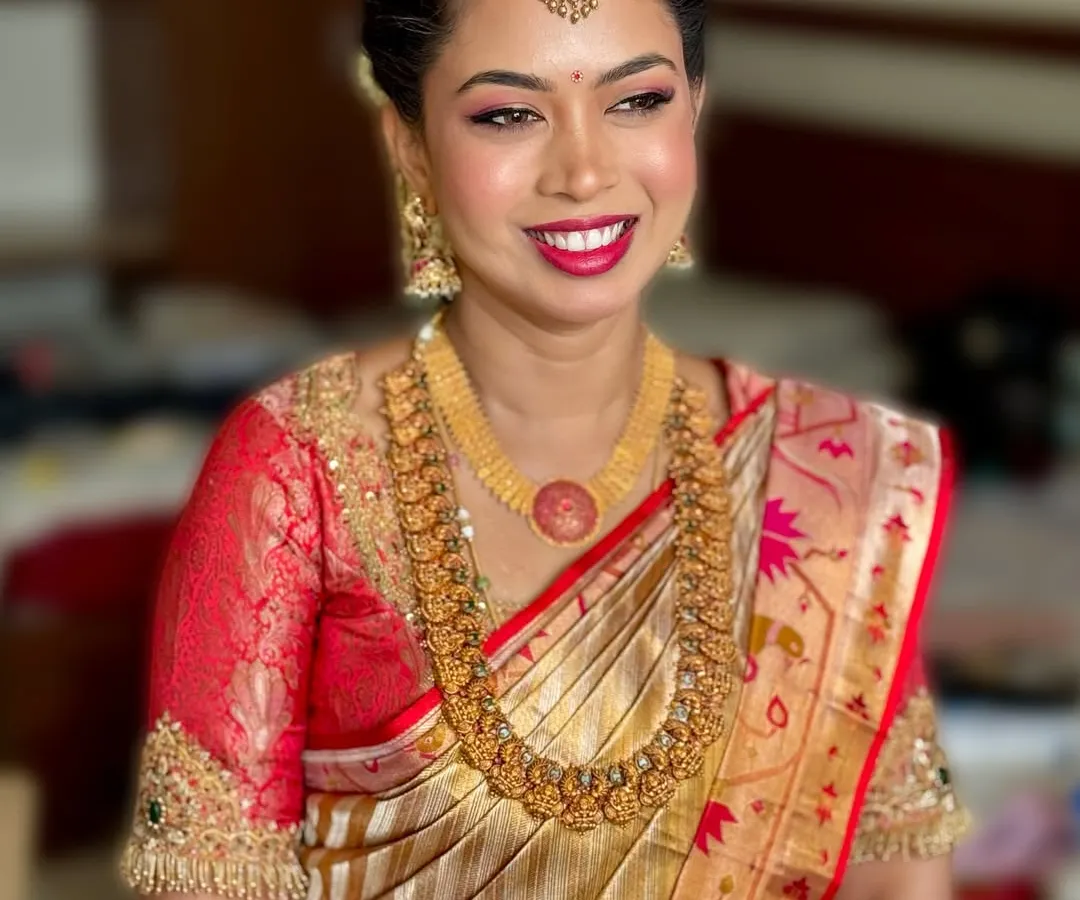 A classic South Indian muhurtham look for the beautiful Padmashree. We chose a radiant HD makeup base with a bold lip to perfectly complement her stunning Kanchivaram saree and temple jewellery.