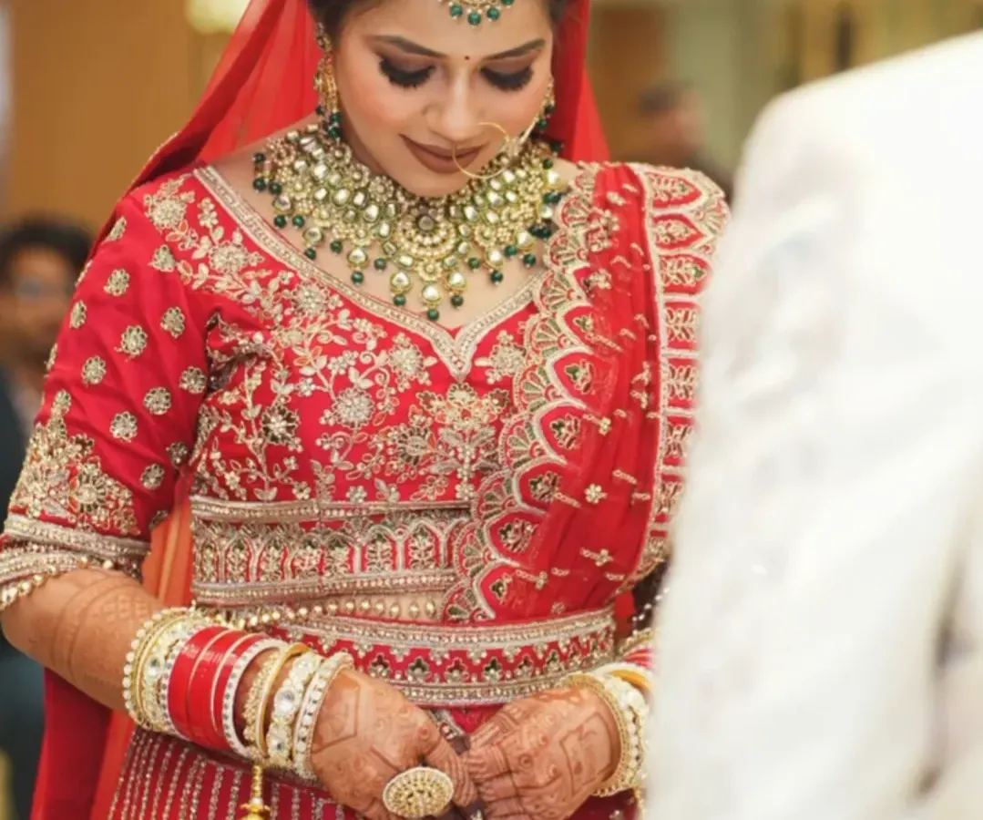 I love seeing my clients as royal brides. This happy customer looks absolutely regal in our heavy green Kundan bridal set, complete with a statement choker, maang tikka, and matching earrings for her wedding ceremony.