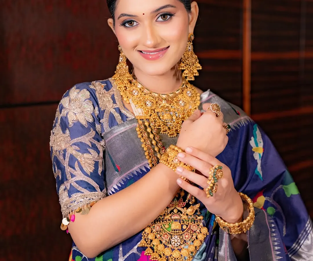 This is a perfect example of a classic Maharashtrian look. I created a fresh, matte base with soft matte eyeshadow and bold kohl to define the eyes, paired with heavy traditional gold jewelry for a timeless and regal appearance.