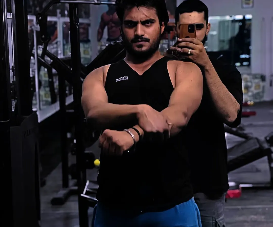 This is my own transformation, from 65kg in 2021 to 92kg in 2023. This is not a shortcut, it is pure mehnat and the result of a solid nutrition plan that I built for myself.