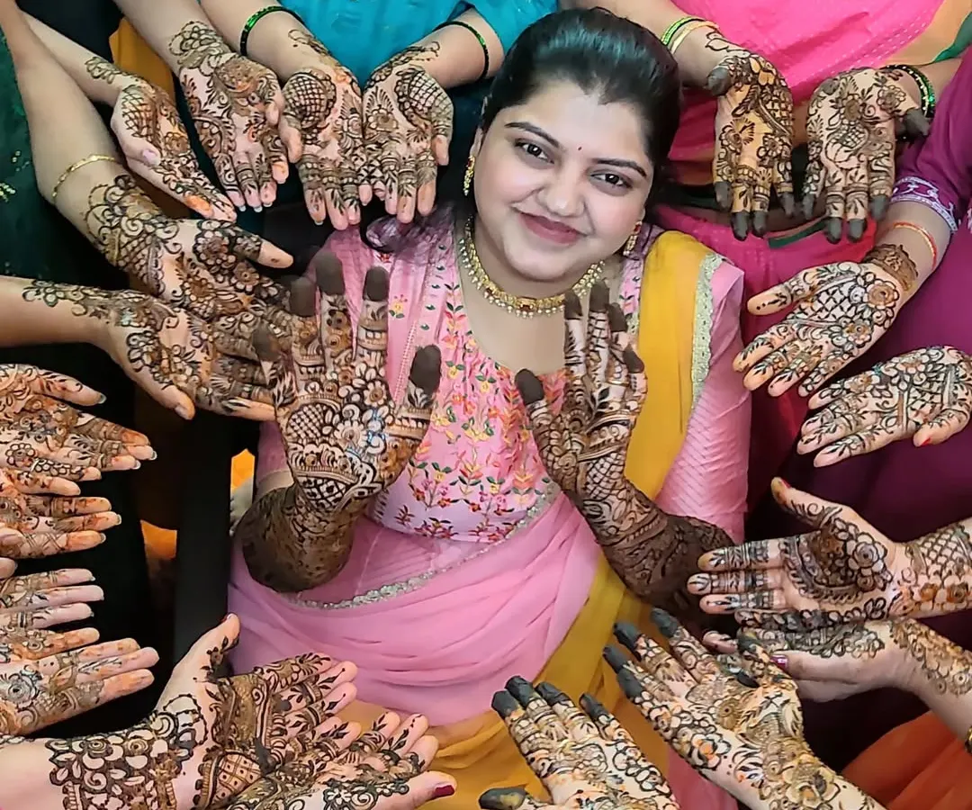 Nothing makes me happier than seeing a bride and her entire crew showing off their mehendi. I can handle large groups efficiently, ensuring everyone from the bridesmaids to the aunts gets a beautiful design to feel part of the celebration.