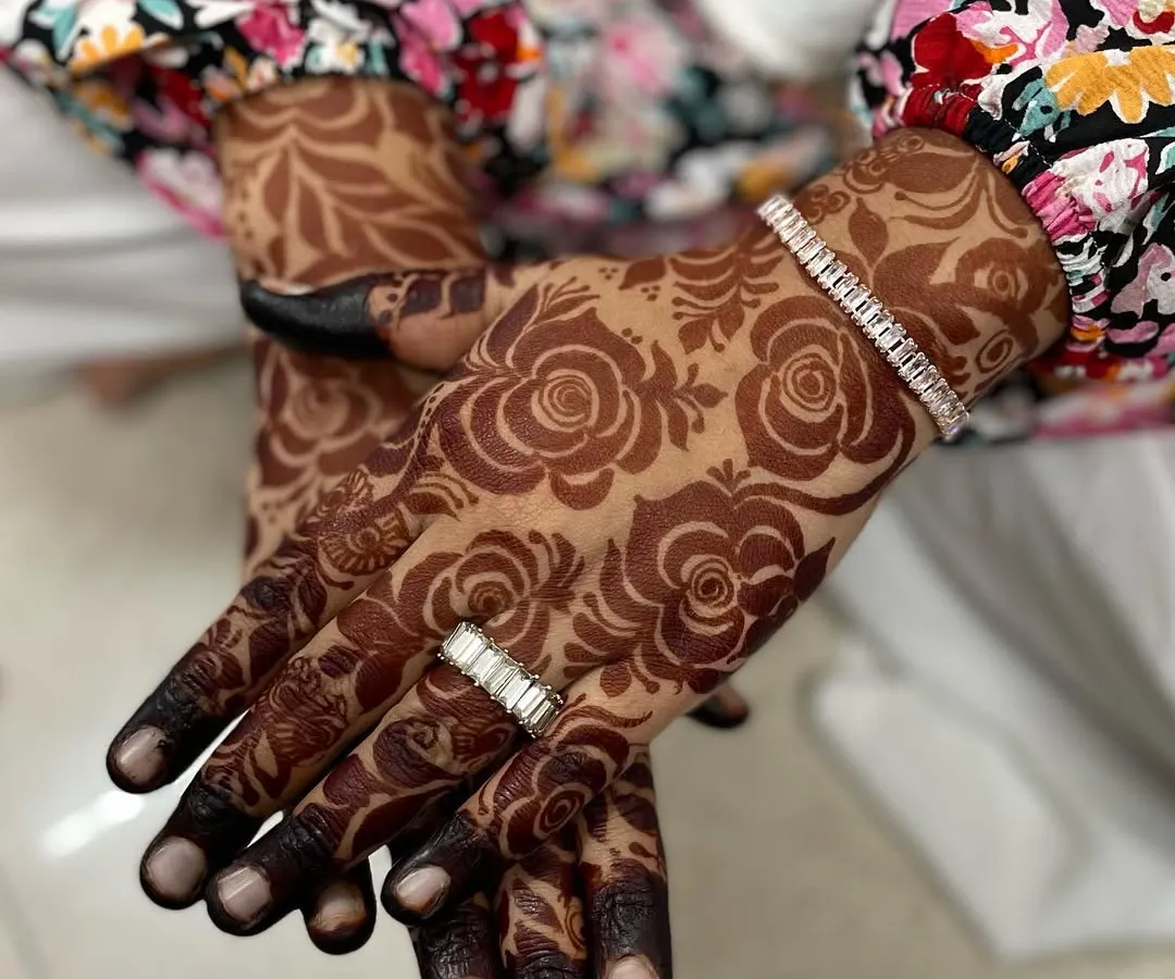 The best part is seeing the final stain. I use organic henna paste to help achieve this rich, deep reddish-brown color, and this beautiful rose pattern really shows it off.