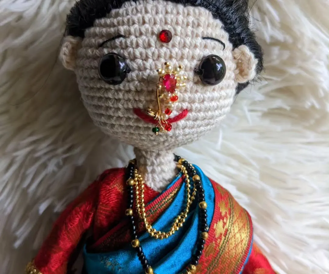 I love bringing cultural details to life. This custom doll features a traditional Maharashtrian look, with a hand-draped saree, a tiny bindi, and intricate crochet jewelry including a classic nath and mangalsutra.