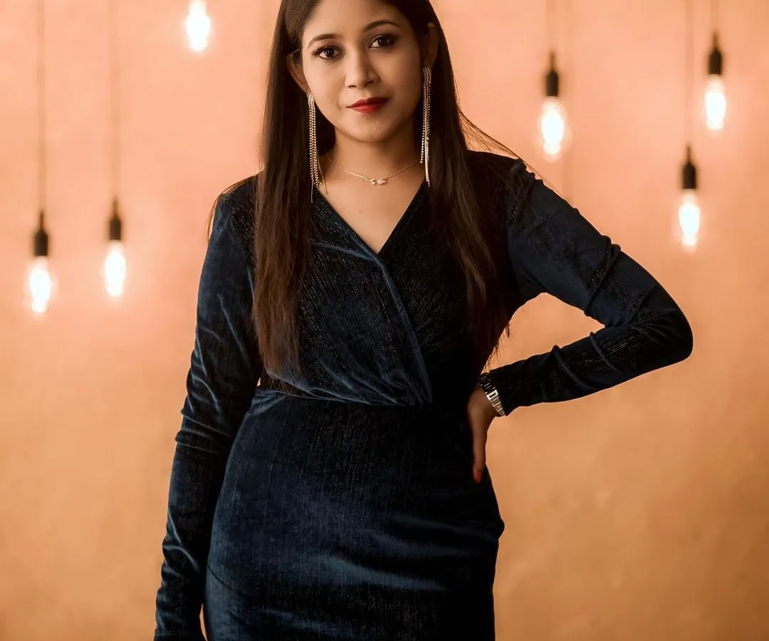 I created this classic smokey eye and nude lip for a glamorous cocktail party. It’s a timeless look that works beautifully for evening events and makes you feel absolutely stunning.